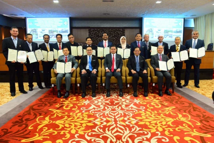 AHLI EXCO NEGERI BANTU MAINKAN PERANAN DALAM PEMBANGUNAN DAN KEMAJUAN PENJAJA DAN PENIAGA KECIL