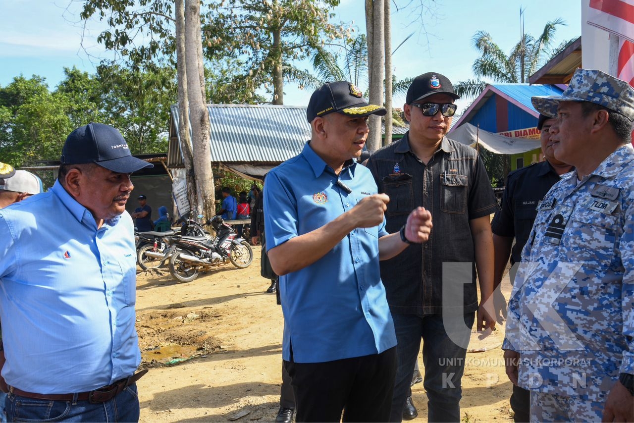 LAWATAN KERJA RASMI YB MENTERI PDN KE PULAU SEBATIK, TAWAU, SABAH - TINJAUAN KE SEMPADAN PERAIRAN MALAYSIA-INDONESIA