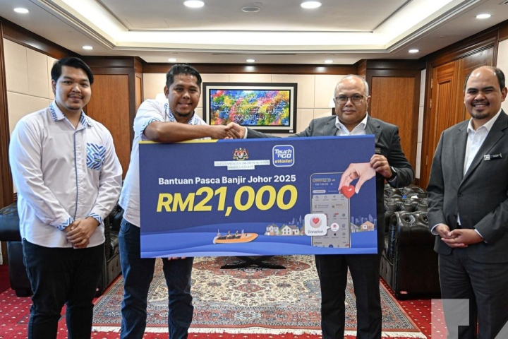 SESI PENYERAHAN SUMBANGAN DANA KORPORAT TNG eWALLET UNTUK MANGSA BANJIR DI JOHOR